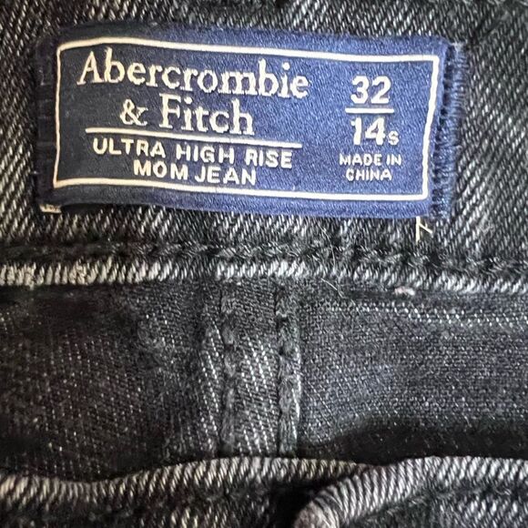 Abercrombie & Fitch Ultra High Rise Mom Jeans 32 14S Distressed Black Raw Hem - Picture 4 of 4
